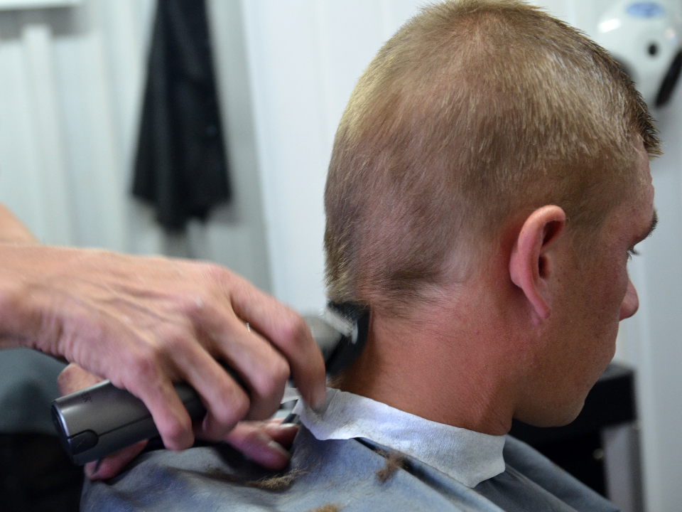 Парикмахеры-волонтеры из Подольска дарят новые прически раненым бойцам, пенсионерам и детям