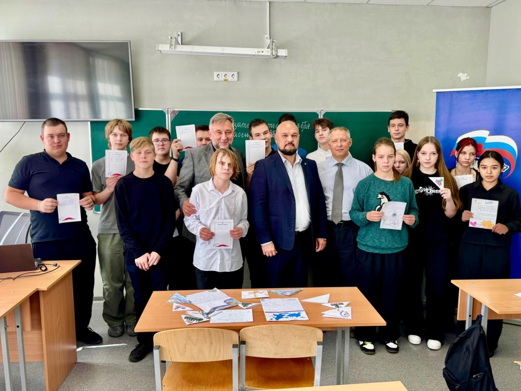 Школьники из Бронниц написали письма военнослужащим в зоне СВО