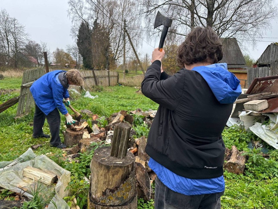 Волоколамские активисты накололи дров бабушке бойца СВО