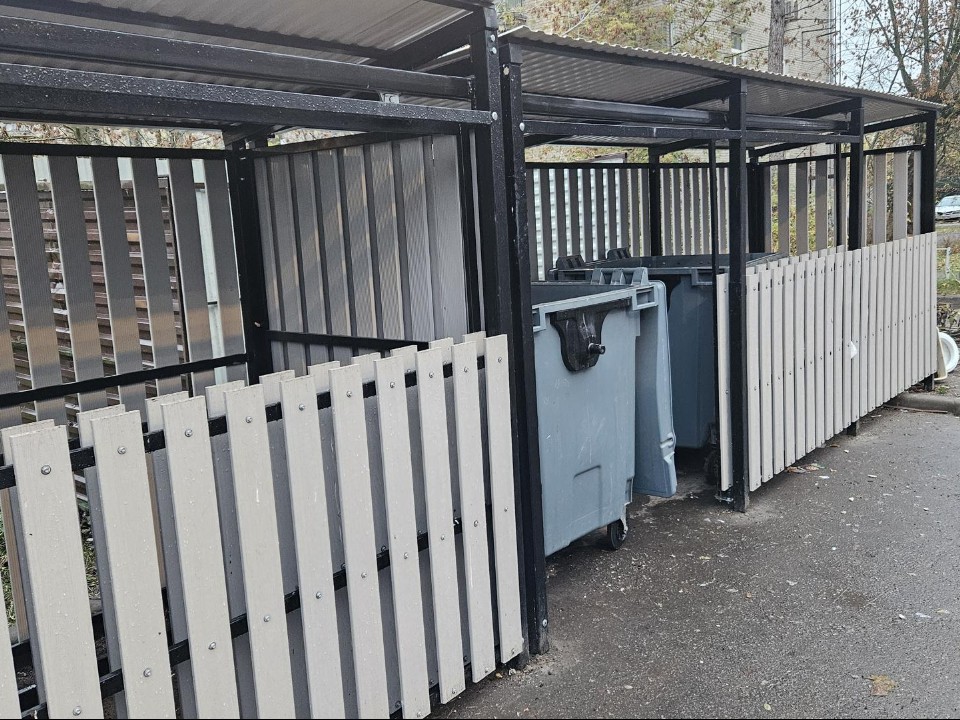 Во дворах домов на улицах Пушкина и Чкалова установили новые контейнерные площадки