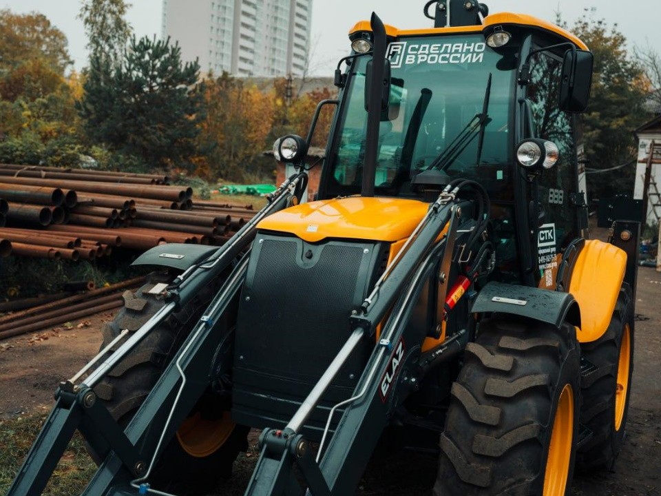 Коммунальщики Лосино-Петровского получили новый экскаватор-погрузчик