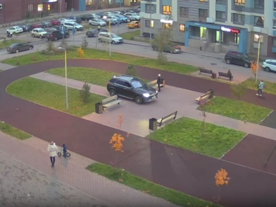 Полиция оштрафовала водителя, ездившего по пешеходной дорожке в Глухове