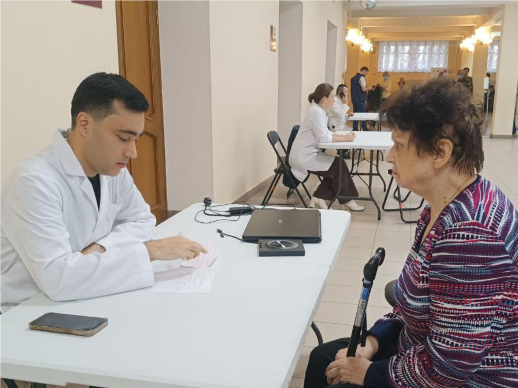 Егорьевские пенсионеры проверили здоровье и получили бесплатные билеты в театр