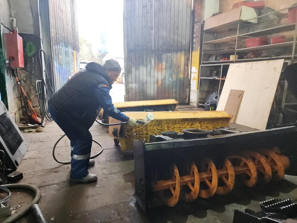 В Красноармейске дорожную технику снаряжают для уборки улиц и дворов от снега