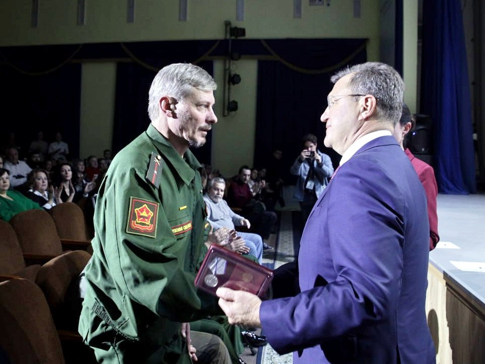 Медаль «За отвагу» вручил бойцу СВО Андрею Логинову глава Богородского округа