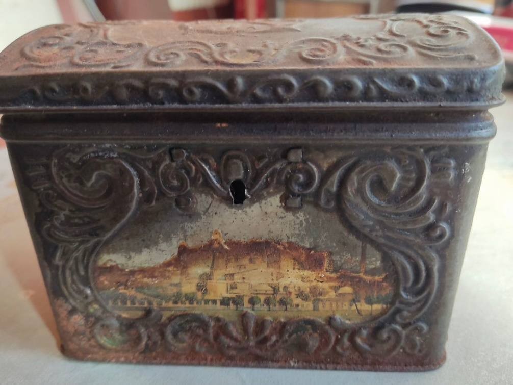 В Солнечногорске продают чайную коробку XIX века с историей