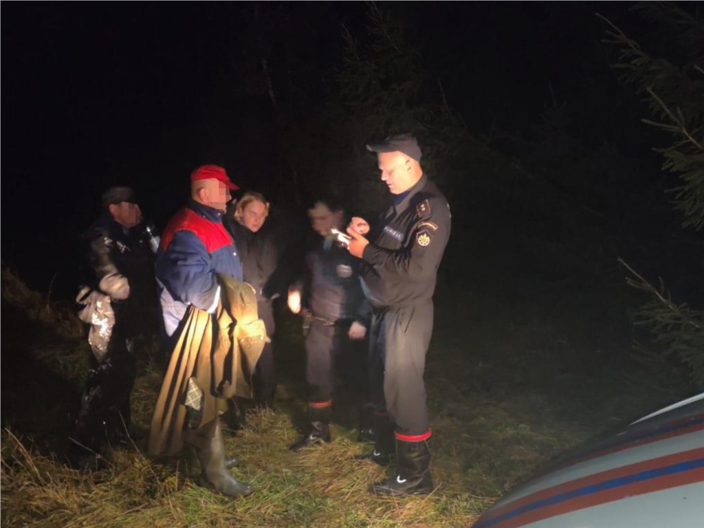 В Можайском округе спасатели вывели из леса двух заблудившихся грибников