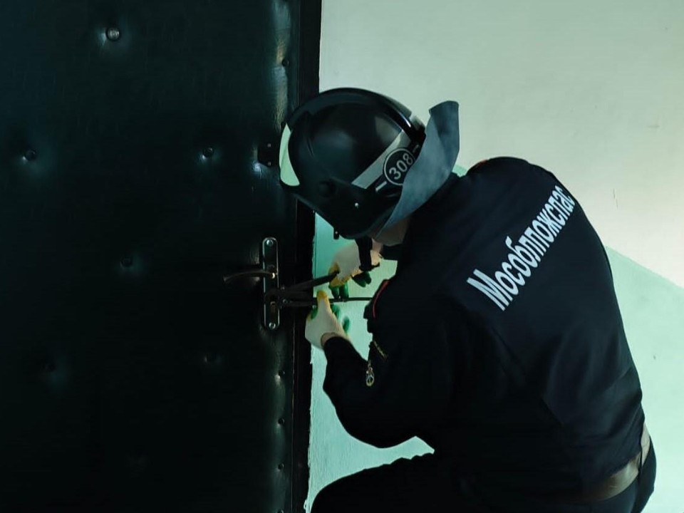 Спасатели освободили двухлетнего ребенка из запертой квартиры в Можайске