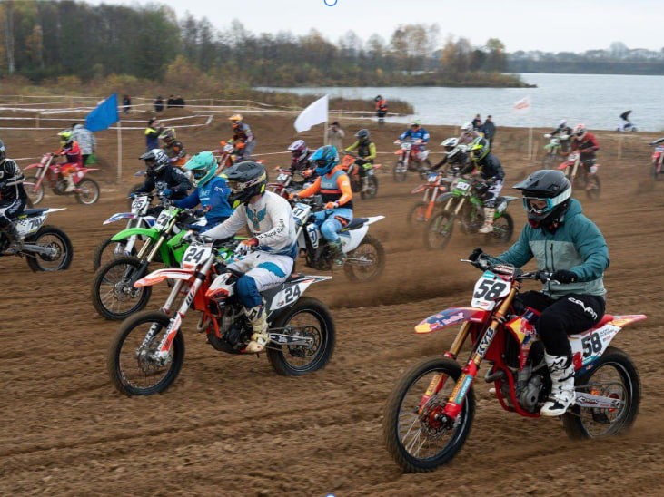 Мотоциклы на пляже — не отдых, а спорт: как прошли самые масштабные гонки года в Приморье