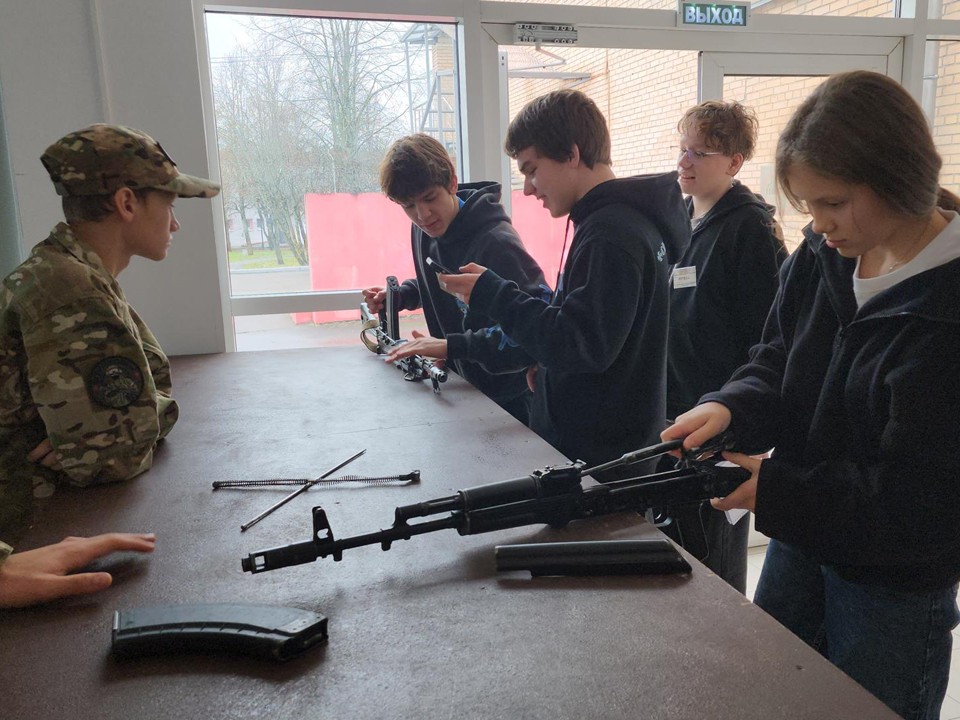 Щелковских школьников научили на скорость собирать автомат Калашникова