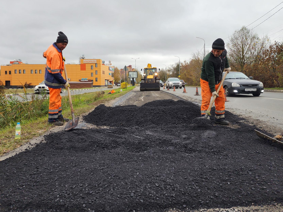 На участке Донинского шоссе латают ямы «картами»