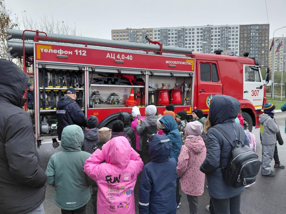 Что надо сделать, увидев дым или огонь: дети получили важные советы от пожарных