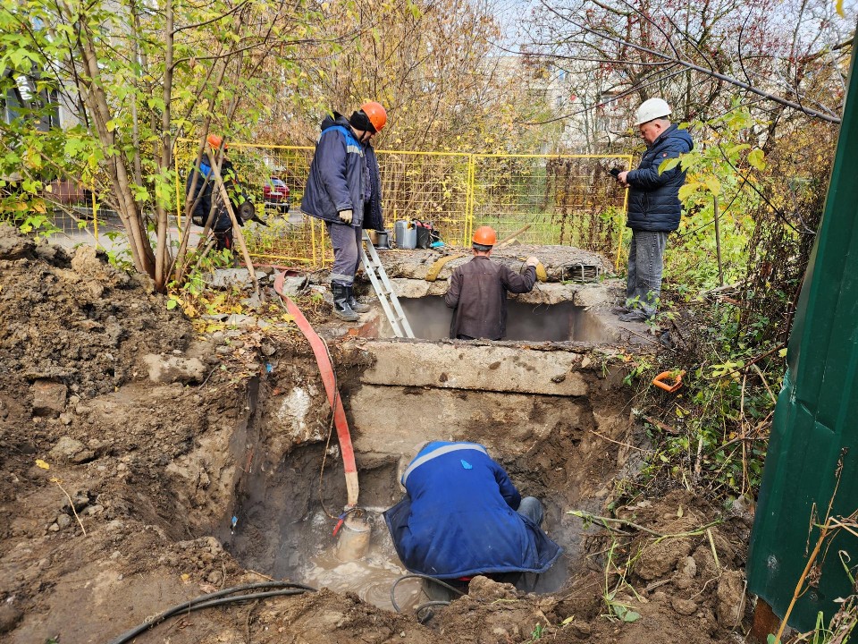 В поселке Фрязево устранили утечки на Рабочей и Парковой улицах