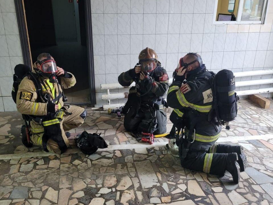 Дыши — не дыши: в Раменском проверяли готовность пожарных к работе в задымленных помещениях