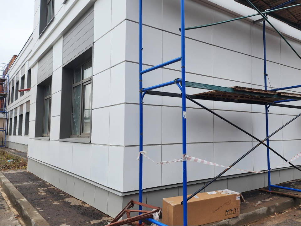 В хирургическом корпусе строители начали чистовую отделку процедурных кабинетов