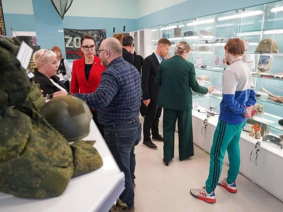 Трофейные беспилотники, бронежилеты и каски заняли свое место в музее котельниковской школы