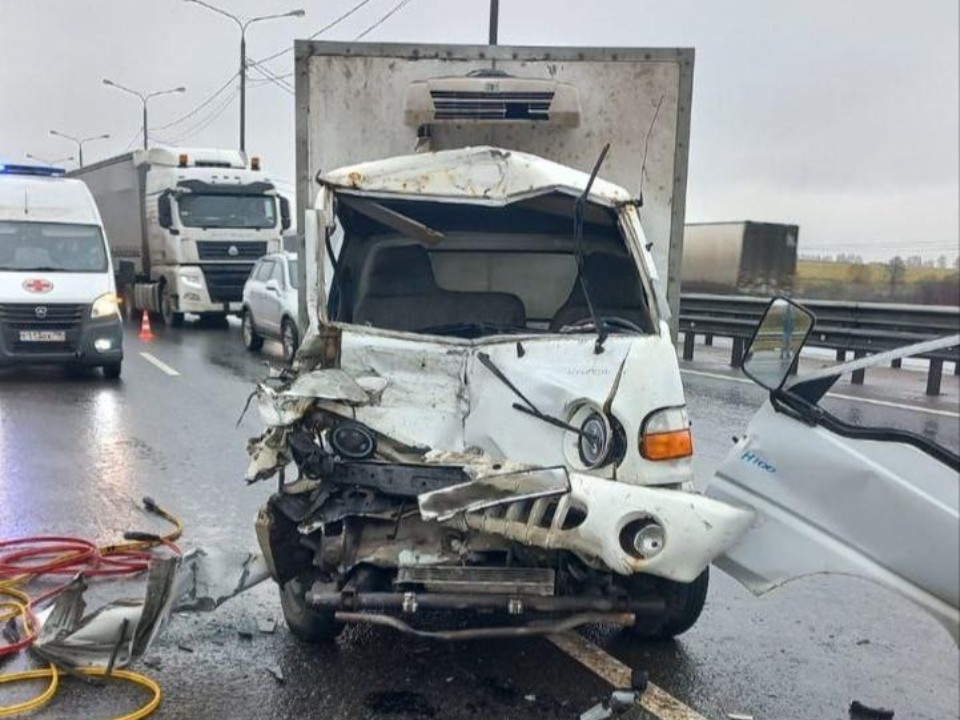 Спасатели деблокировали водителя грузовика, пострадавшего в ДТП в Подольске