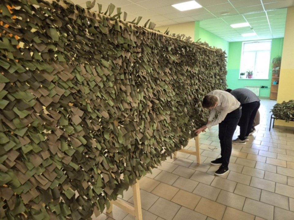 Старшеклассники округа сплели для бойцов СВО маскировочные сети