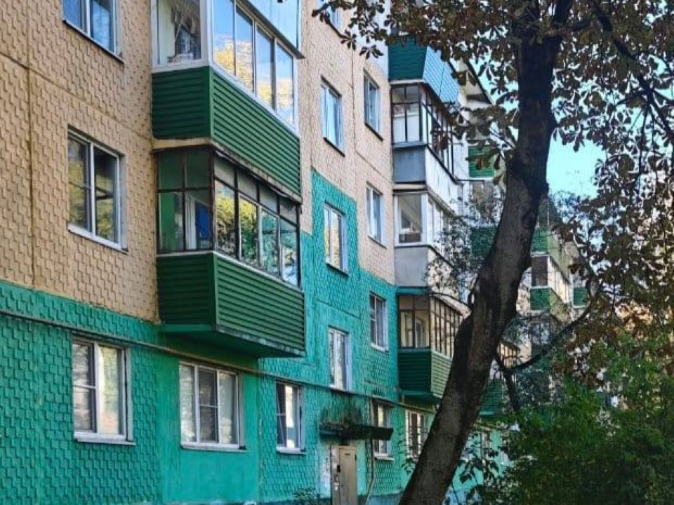 Чеховские коммунальщики устраняют протечку в доме на улице Мира