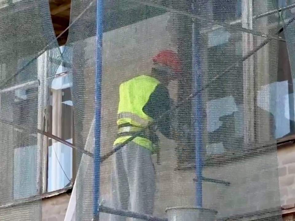 В Королеве на Октябрьской улице приступили к ремонту фасада и кровли старинного дома