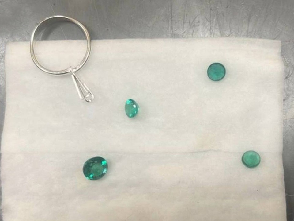 Таможенники задержали в аэропорту Домодедово двух пассажиров с самоцветами на ₽15 млн