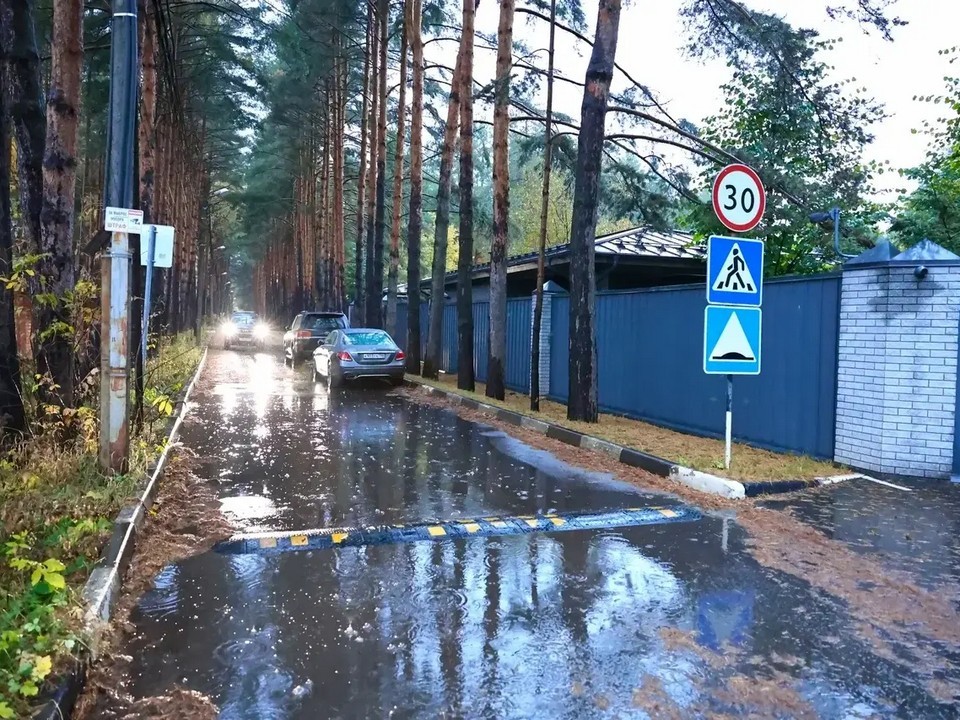 Специалисты обследуют состояние сетей водоснабжения в районе улиц Полевой и Луговой