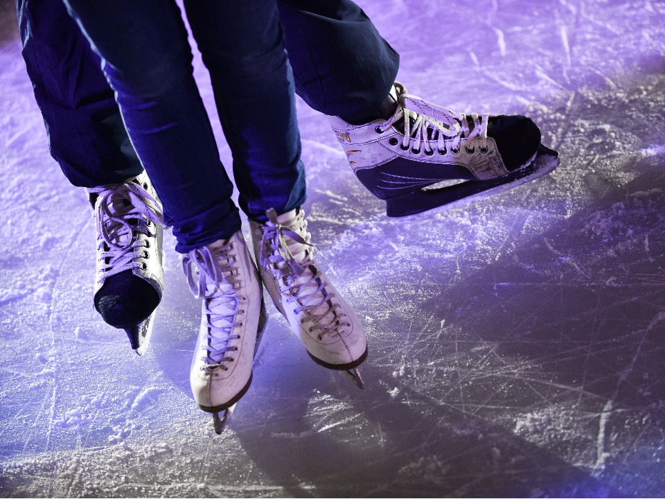 Ровный лед, теплые раздевалки и зимний вайб: каким будет каток в парке Талалихина в этом сезоне