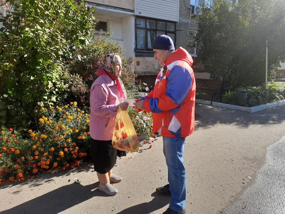 Волонтеры и активисты округа растрогали пенсионеров в День пожилых людей