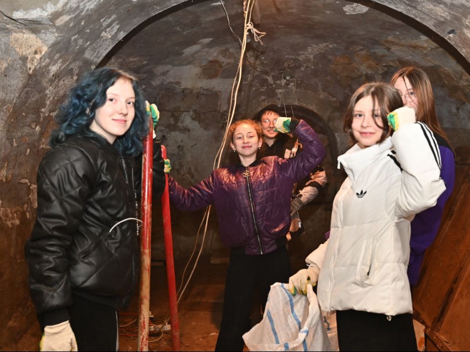 Прихожане и школьники убрались в нижнем храме Воскресенского собора