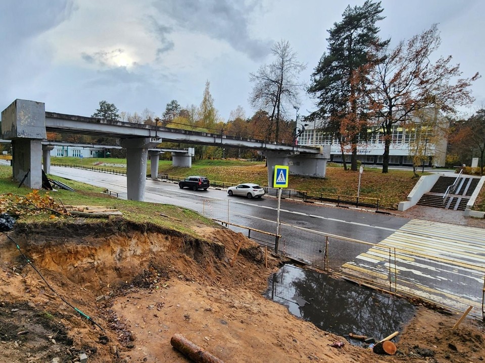 В Протвине обновляют спуск к «зебре» на проезде Архитектора Корина