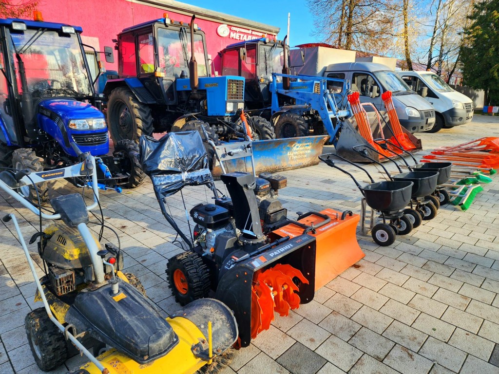 Жителям Солнечногорска показали технику, которая будет убирать парки зимой