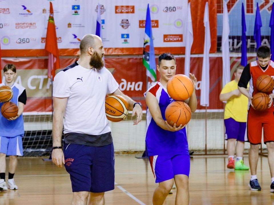 «Суть баскетбола проста»: как олимпийский призер вдохновил спортсменов Каширы