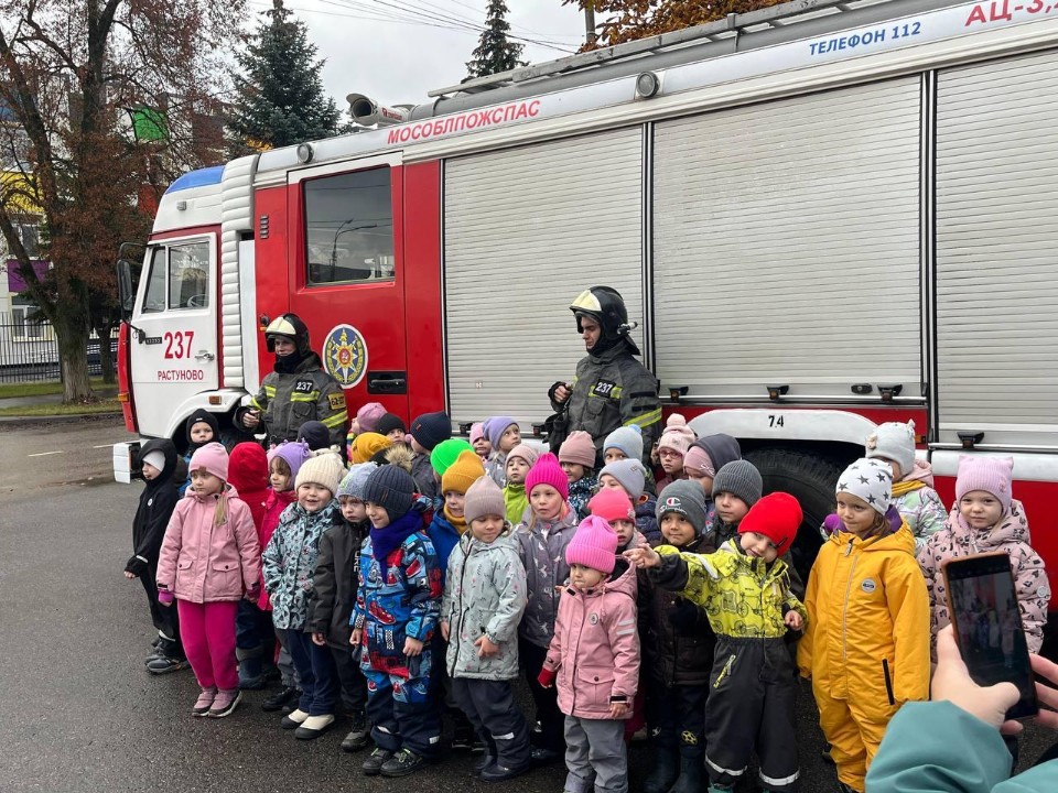 Профилактическая экскурсия в селе Растуново: воспитанники детсада познакомились с работой пожарных
