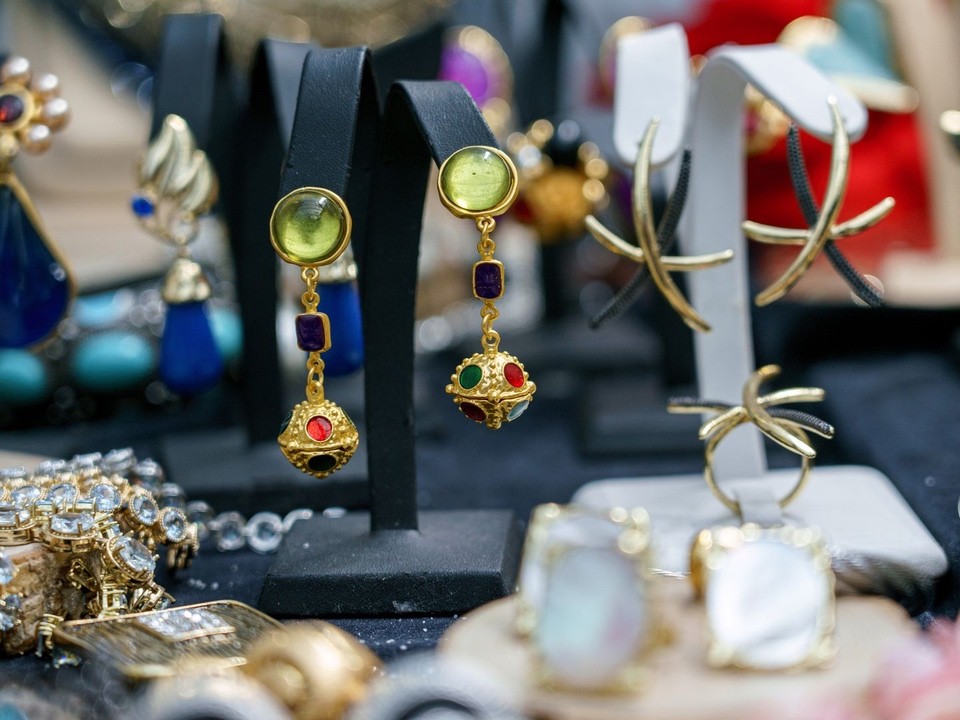 Эксперт рассказала, как выбрать идеальное украшение в подарок