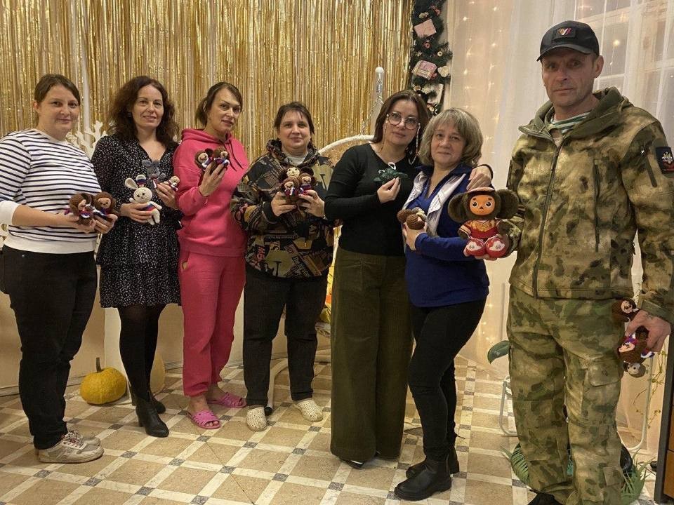 Добровольцы из Пушкино передадут вязаных Чебурашек бойцам в зону СВО