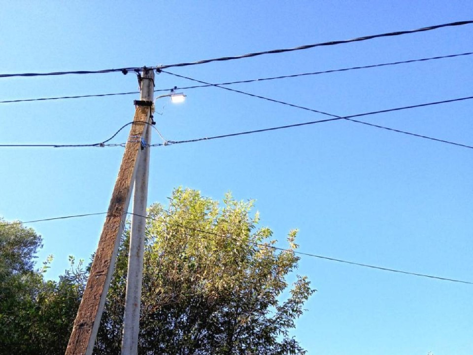 Коммунальщики починили уличный фонарь в Кировском