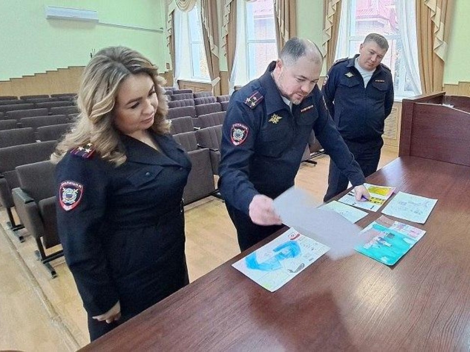 Лучшие детские рисунки о работе полицейских выбрали в Пушкино