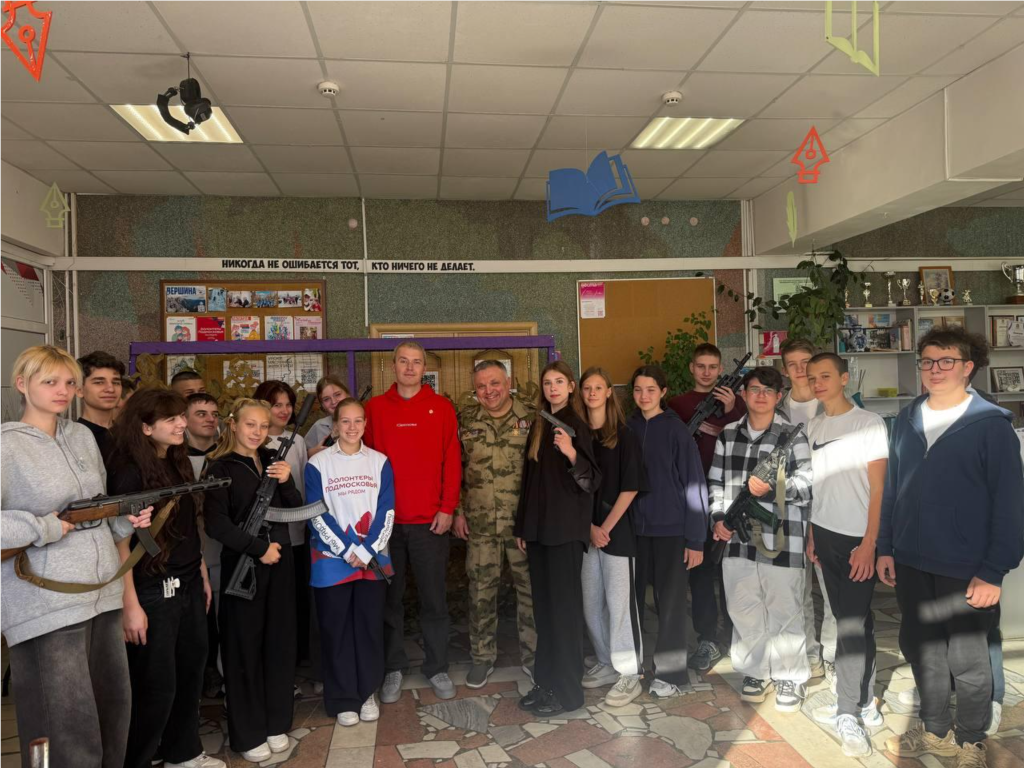 В Дзержинском ветеран СВО поделился опытом с молодежью