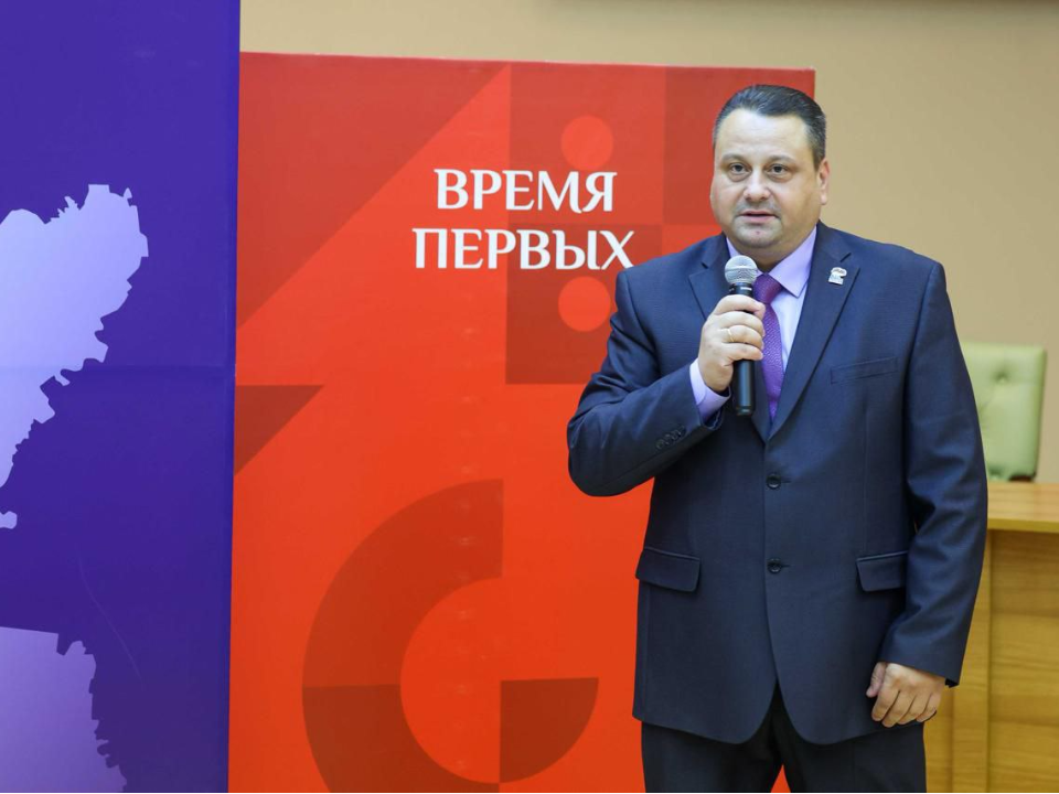 Под гимн России: участник программы «Герои Подмосковья» ввел новую традицию в Совете депутатов Подольска