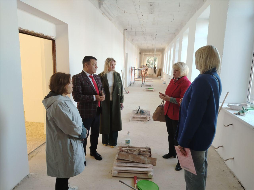 Ирина Роднина проверила ход строительства детского сада и ремонта школы в Лобне