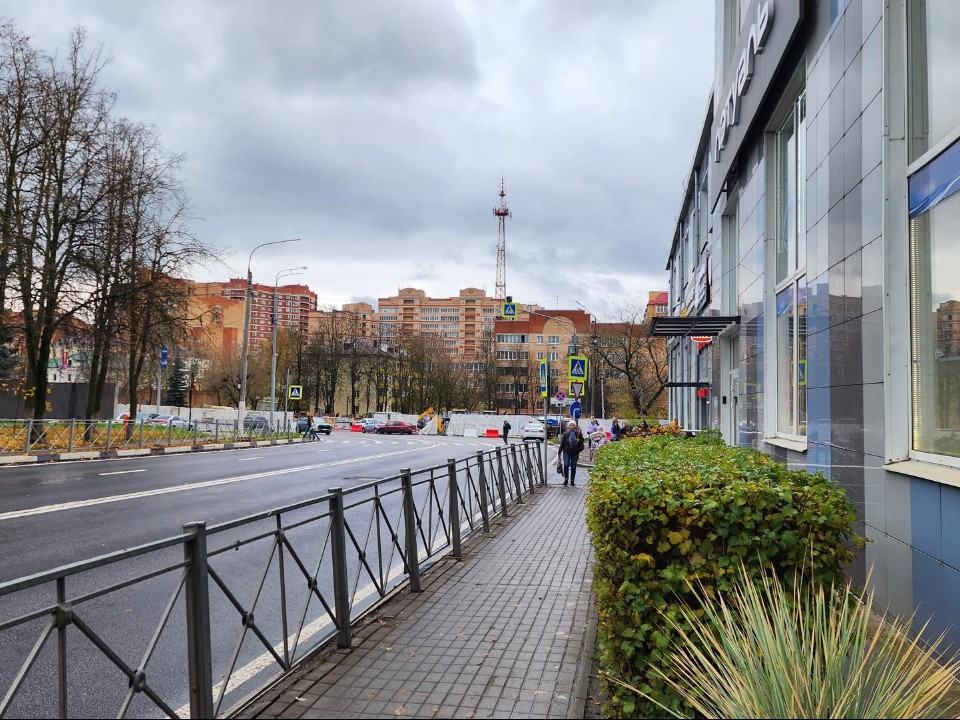 В Истре начали обустраивать въезд на новую парковку на площади Революции