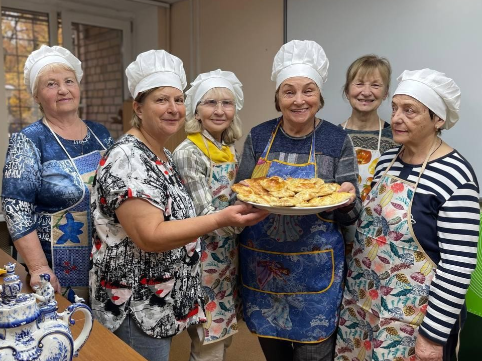 «Мы готовим дружбу»: как кулинарный кружок меняет жизнь пожилых в Черноголовке