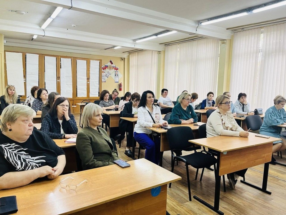 Онколог Чеховской больницы провела лекцию о раке груди для педагогов
