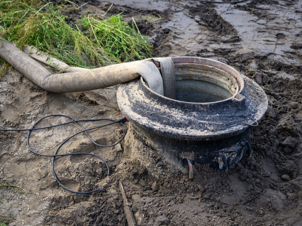 Глиняную вазу вытащили из канализации жилого дома на ул. Ленина в Коломне