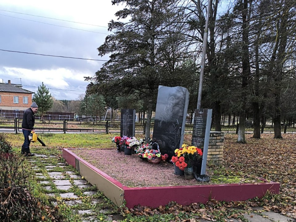 Коммунальщики привели в порядок мемориалы и братские захоронения в округе