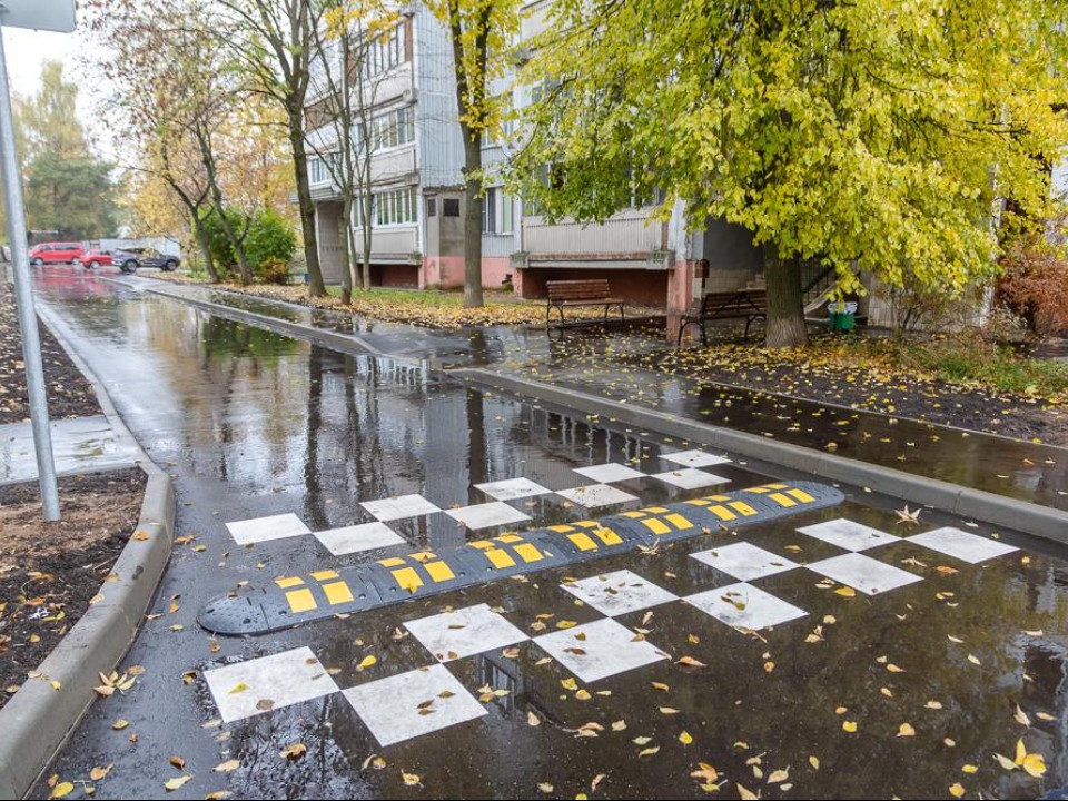 Игровые площадки и парковки построили во дворах Чупрякова