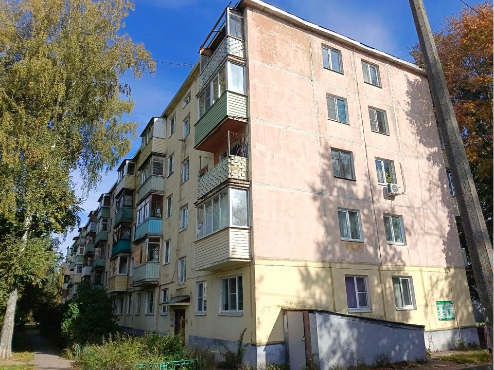 Капитальный ремонт крыши завершают в пятиэтажке на улице Гагарина