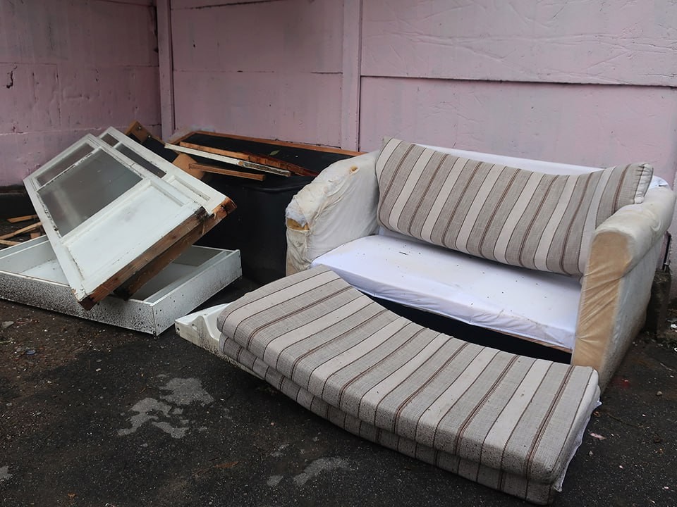 За крупногабаритный мусор, выгруженный возле баков, волоколамцу грозит штраф