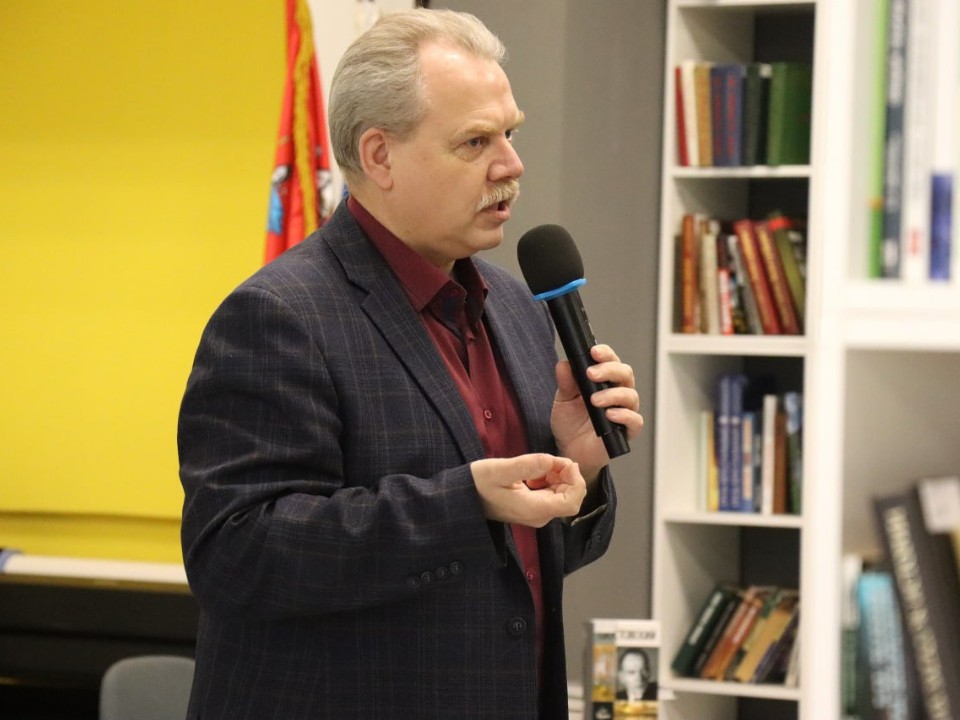 Произведения писателя из Шатуры Олега Трушина издали в Китае