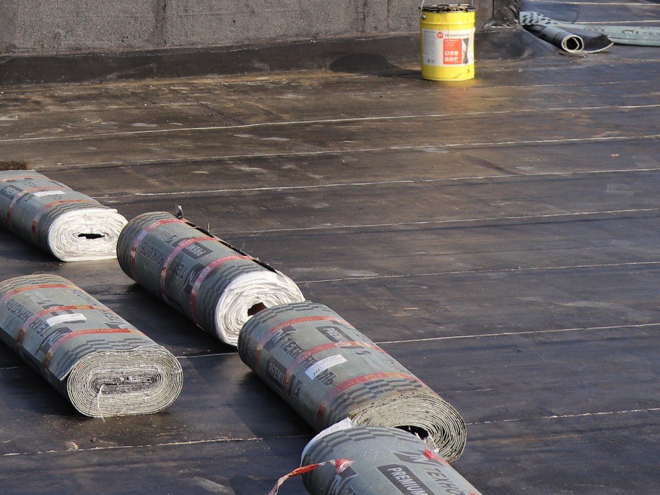 Протечку кровли в доме №10 в 3-м микрорайоне устранили